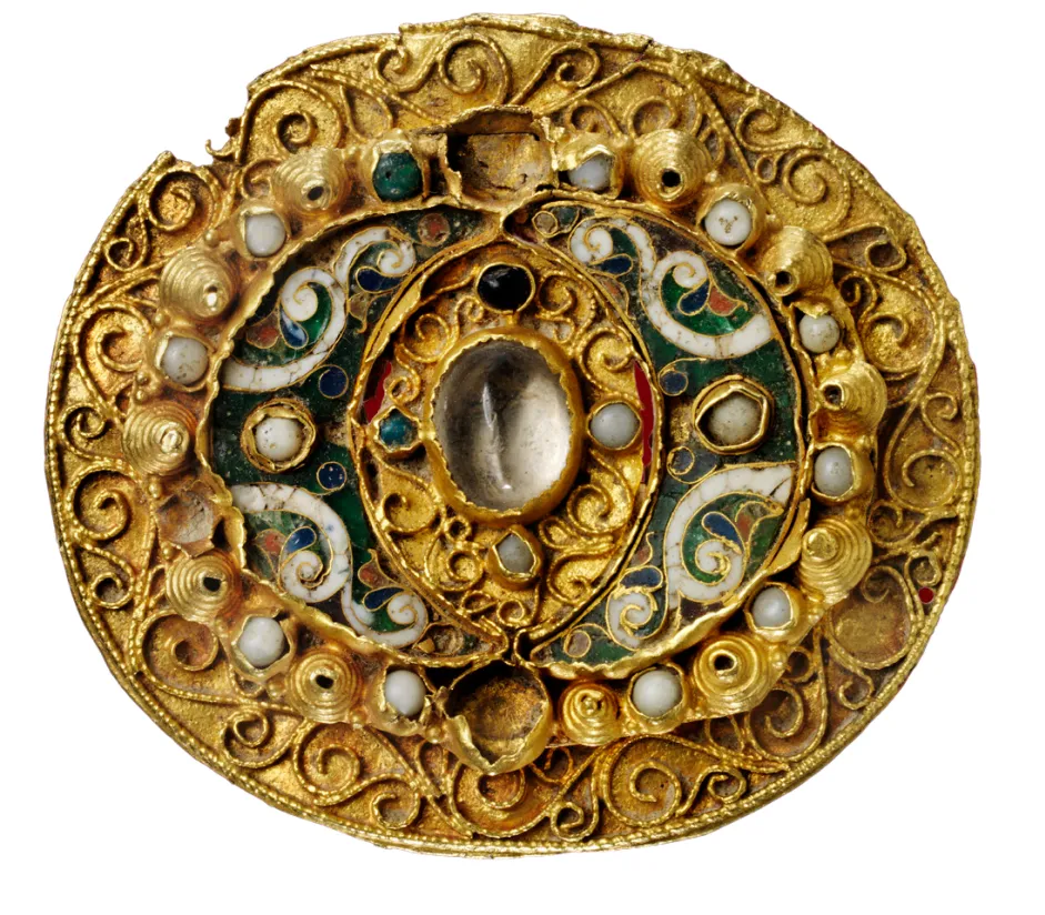 Middelalderlig broche fra Bornholm med krystal.